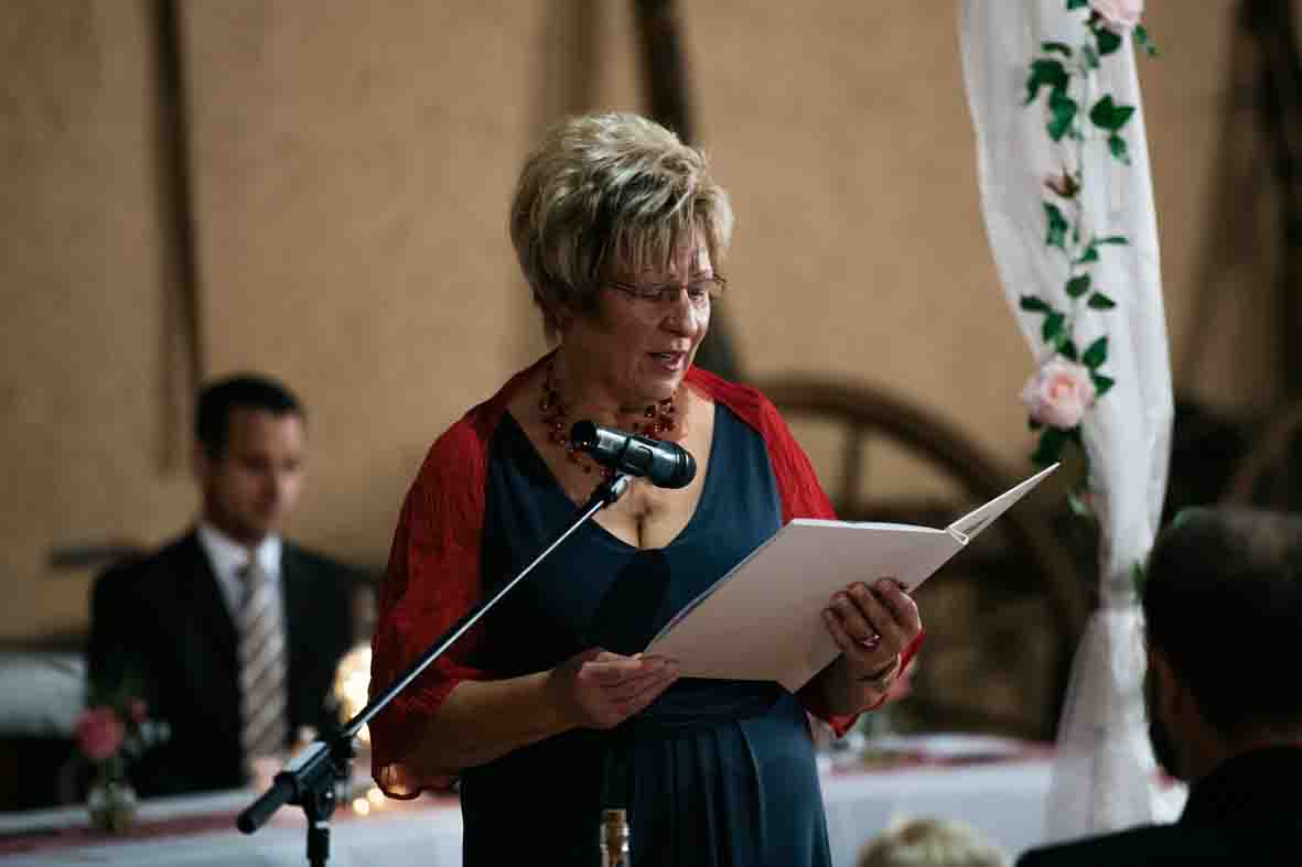 Margitta hält eine Traurede